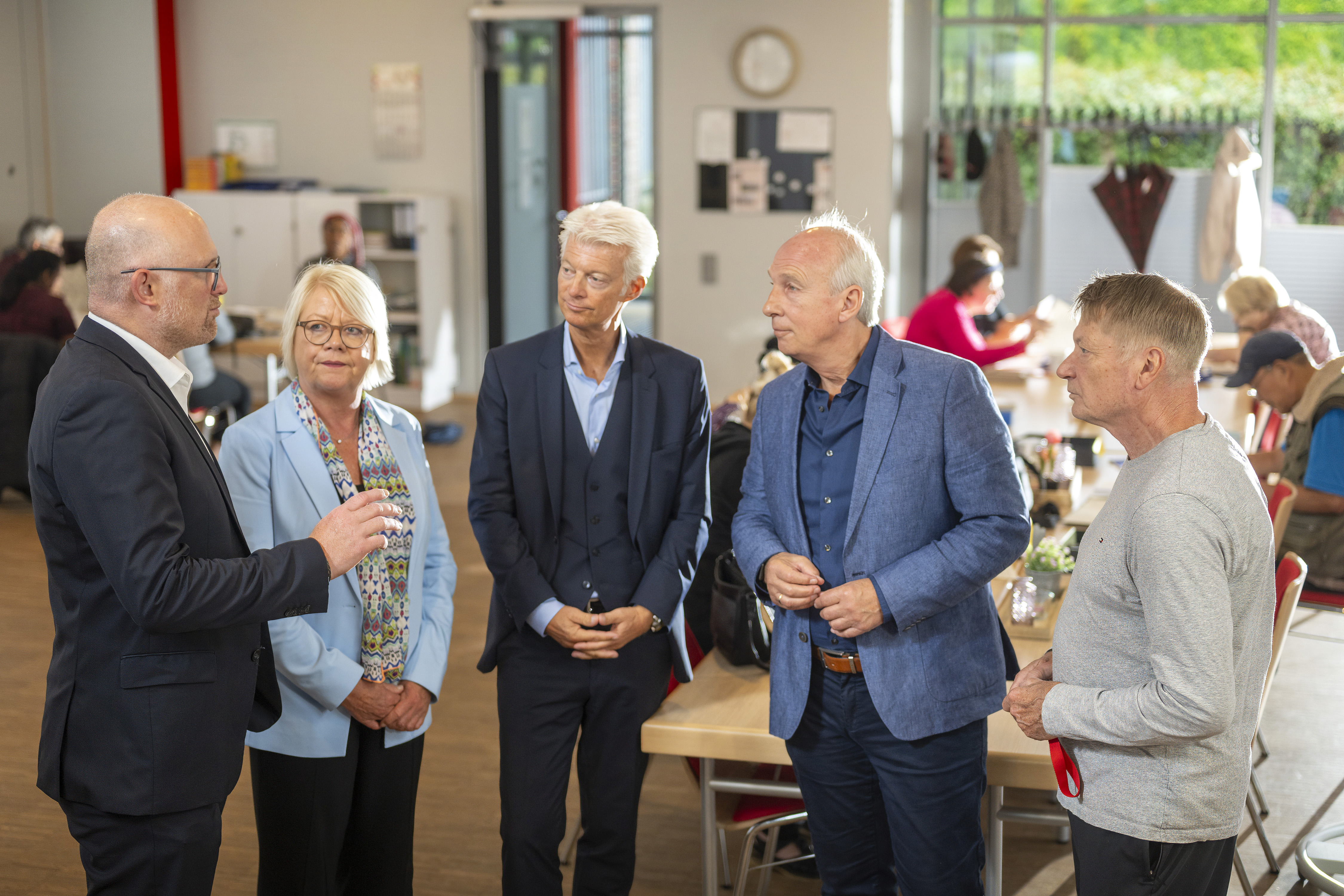 Foto zeigt Oberbürgermeister Sören Link, Bildungsdezernentin Astrid Neese, Sparkassendirektor Dr. Joachim Bonn, Volkshochschuldirektor Volker Heckner sowie die Lehrkraft Uwe Schwarz bei deren Besuch im Lerntreff Hochfeld